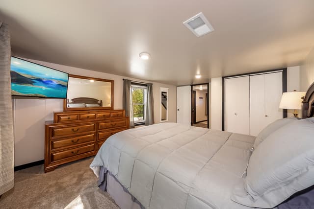 Pacific Place Private 1BR Apt, Kitchen, Laundry