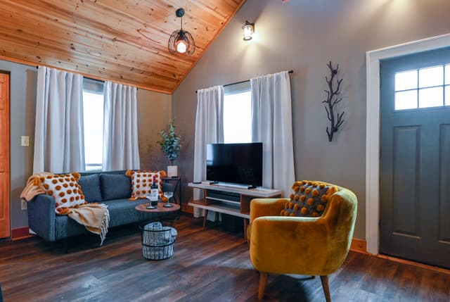 Charming Benson Home - Sleeps 5, Hot Tub!