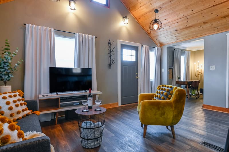 Charming Benson Home - Sleeps 5, Hot Tub!